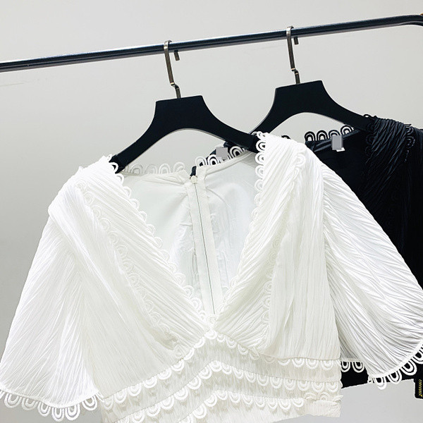 Bluză de damă cu decolteu spitz în alb-negru