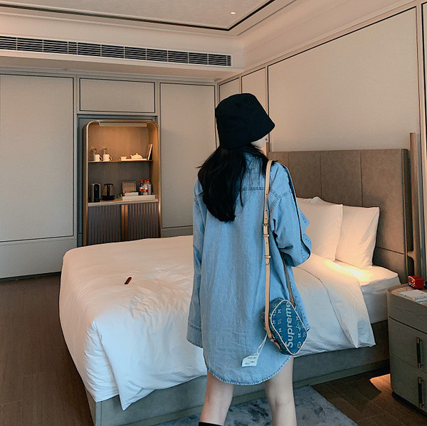 Cămașă de damă din denim model larg și lung în albastru