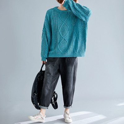 Ευρύ μοντέλο γυναικείο πουλόβερ σε λευκό, μπλε, μαύρο και μπεζ χρώμα