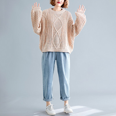 Ευρύ μοντέλο γυναικείο πουλόβερ σε λευκό, μπλε, μαύρο και μπεζ χρώμα