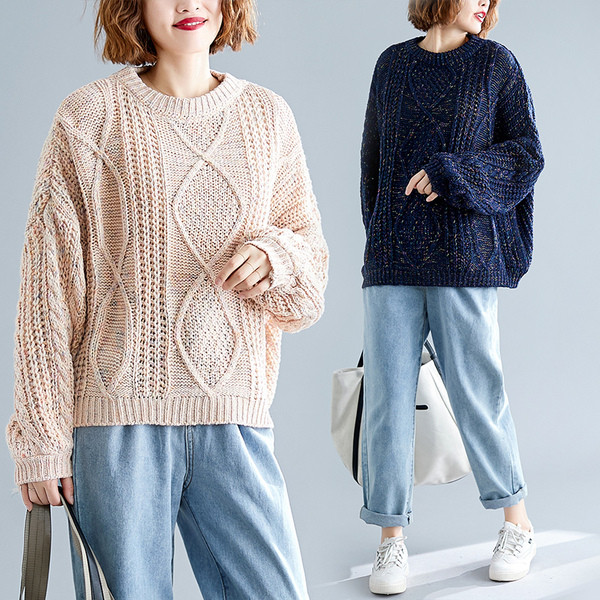 Ευρύ μοντέλο γυναικείο πουλόβερ σε λευκό, μπλε, μαύρο και μπεζ χρώμα