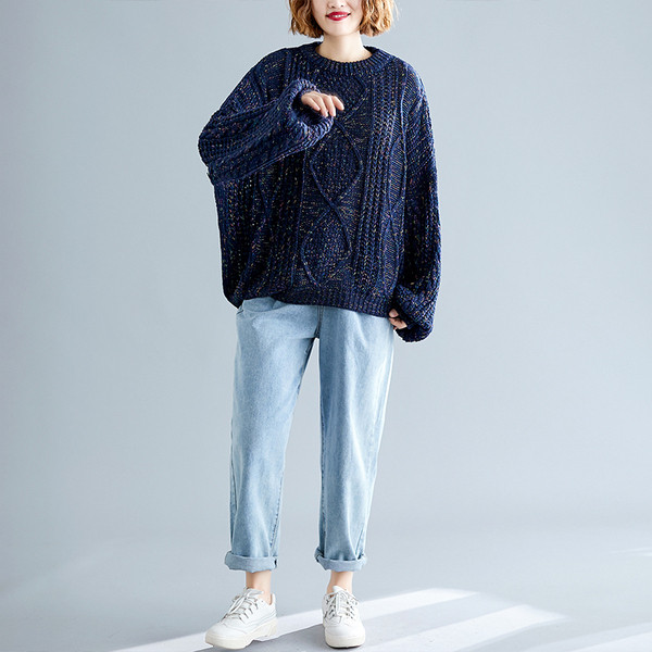 Ευρύ μοντέλο γυναικείο πουλόβερ σε λευκό, μπλε, μαύρο και μπεζ χρώμα