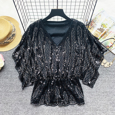 Γυναικεία κομψή  μπλούζα με πούλιες και λαιμόκοψη στο λευκό και μαύρο χρώμα