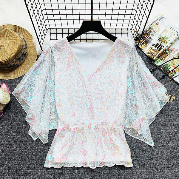 Γυναικεία κομψή  μπλούζα με πούλιες και λαιμόκοψη στο λευκό και μαύρο χρώμα