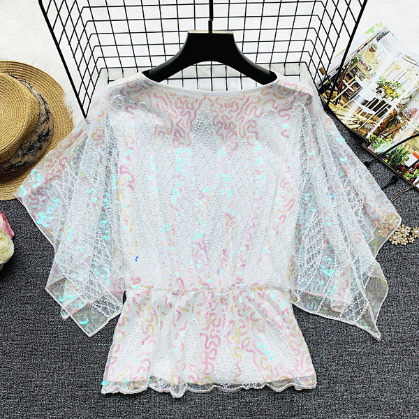 Γυναικεία κομψή  μπλούζα με πούλιες και λαιμόκοψη στο λευκό και μαύρο χρώμα