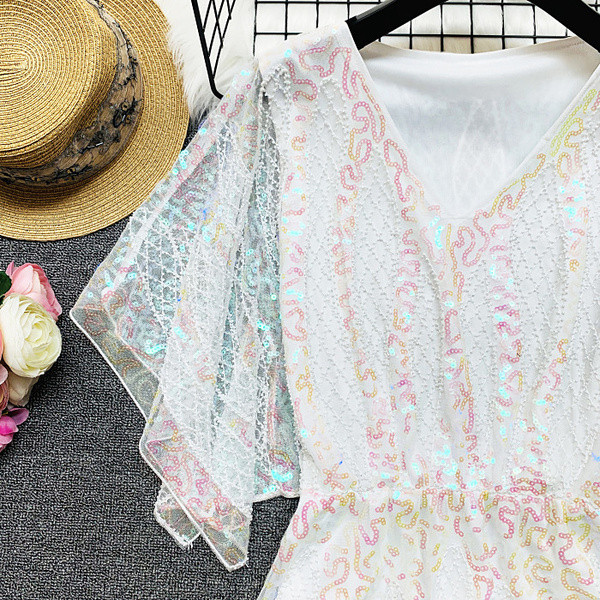 Γυναικεία κομψή  μπλούζα με πούλιες και λαιμόκοψη στο λευκό και μαύρο χρώμα