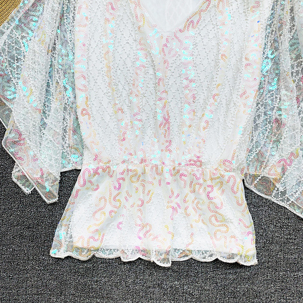 Γυναικεία κομψή  μπλούζα με πούλιες και λαιμόκοψη στο λευκό και μαύρο χρώμα