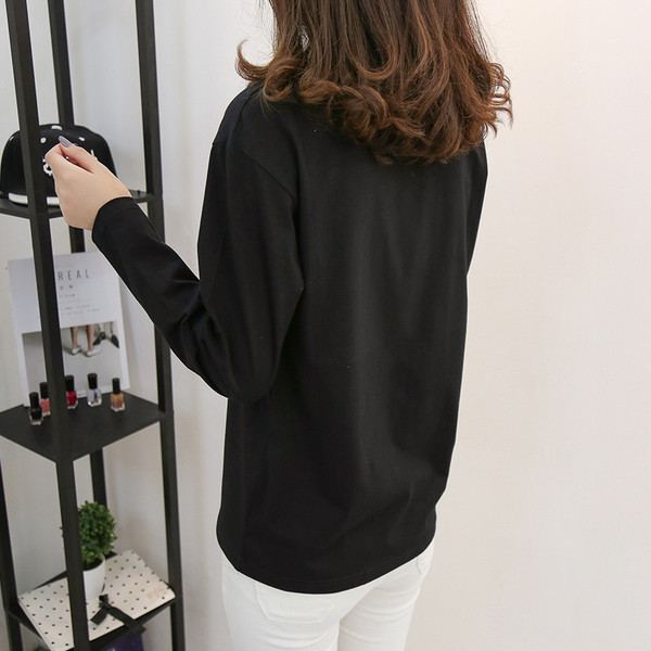 Μοντέρνα γυναικεία μπλούζα με τύπωμα σε μαύρο χρώμα