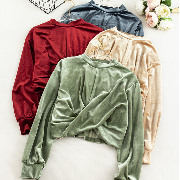 Μοντέρνα κοντή γυναικεία μπλούζα  με οβάλ λαιμόκοψη και μακρύ μανίκι σε τέσσερα χρώματα