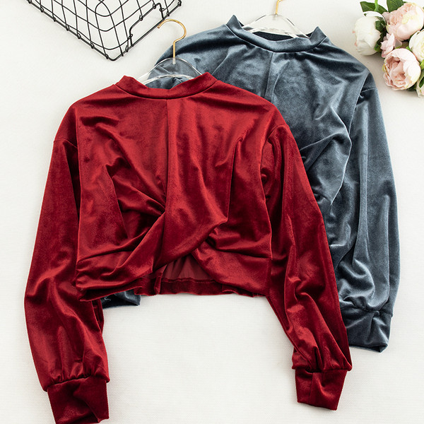 Μοντέρνα κοντή γυναικεία μπλούζα  με οβάλ λαιμόκοψη και μακρύ μανίκι σε τέσσερα χρώματα