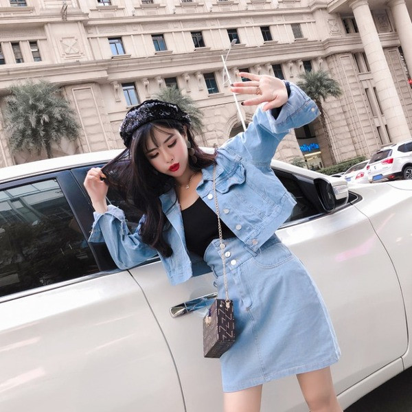 Γυναικείο σετ  τζιν μπουφάν και φούστα σε μπλε χρώμα