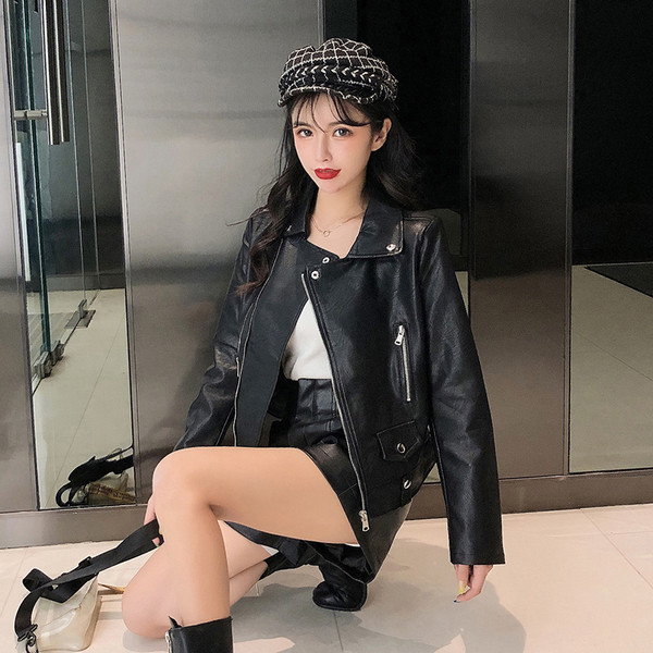 Μοντέρνο οικολογικό δερμάτινο μπουφάν σε μαύρο χρώμα με φερμουάρ και κουμπιά