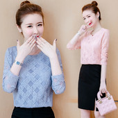 Μοντέρνα γυναικεία μπλούζα με ωοειδές λαιμόκοψη σε ροζ, μπλε και μαύρο χρώμα