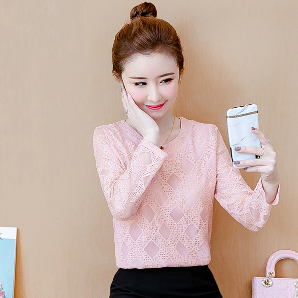 Μοντέρνα γυναικεία μπλούζα με ωοειδές λαιμόκοψη σε ροζ, μπλε και μαύρο χρώμα