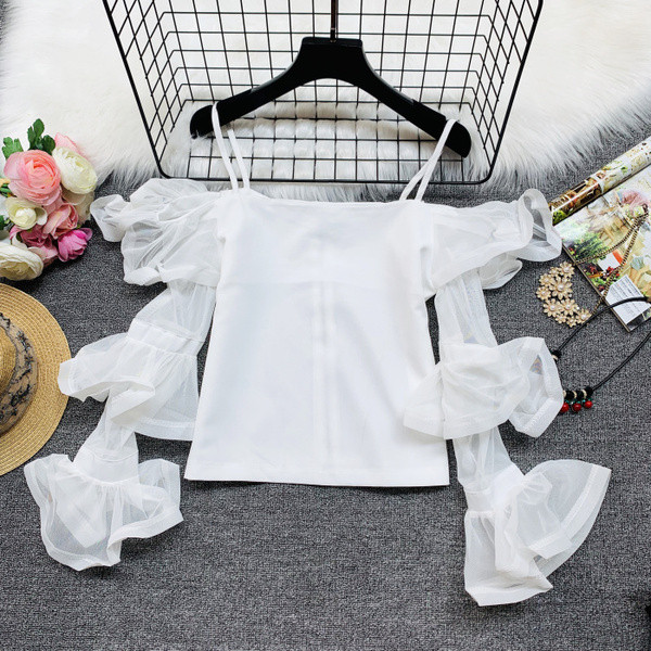 Γυναικεία σύγχρονη μπλούζα με γυμνούς ώμους σε άσπρο  και μαύρο χρώμα