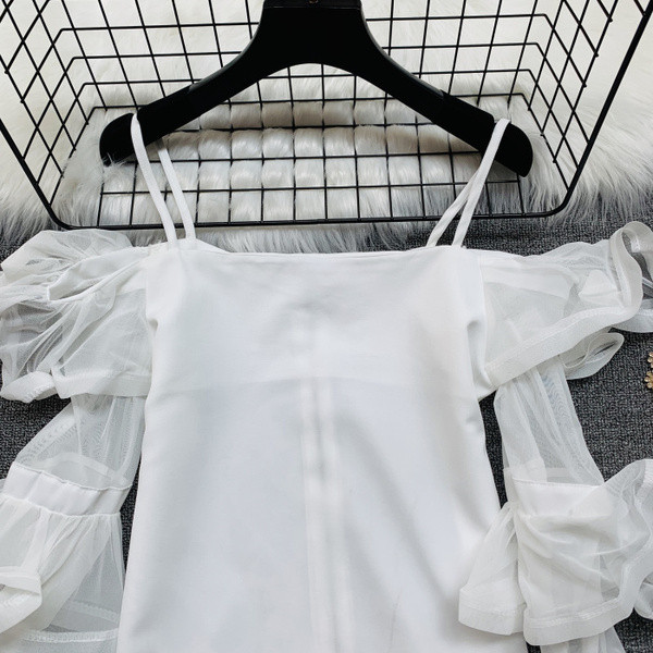 Γυναικεία σύγχρονη μπλούζα με γυμνούς ώμους σε άσπρο  και μαύρο χρώμα