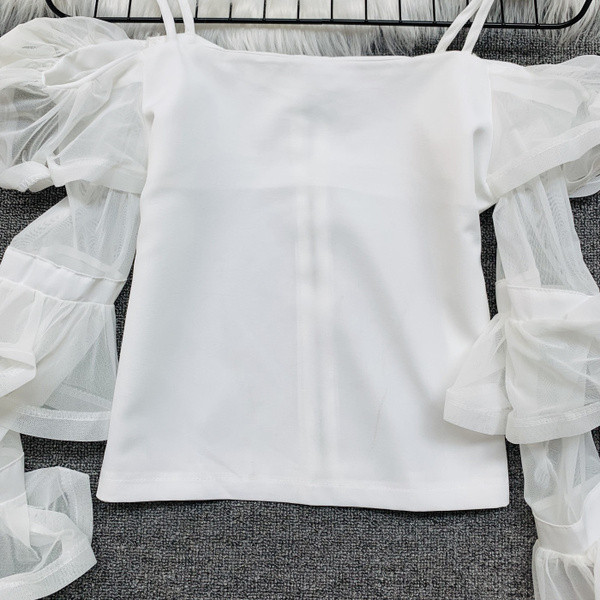 Γυναικεία σύγχρονη μπλούζα με γυμνούς ώμους σε άσπρο  και μαύρο χρώμα