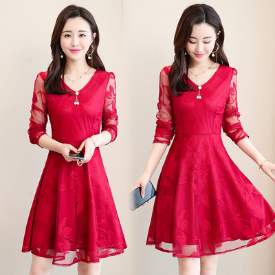 Κομψό γυναικείο φόρεμα με μακριά μανίκια και δαντέλα