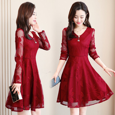 Κομψό γυναικείο φόρεμα με μακριά μανίκια και δαντέλα