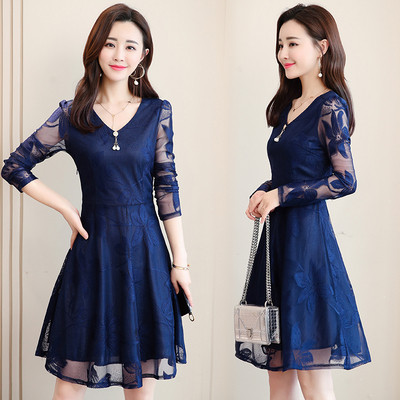 Κομψό γυναικείο φόρεμα με μακριά μανίκια και δαντέλα