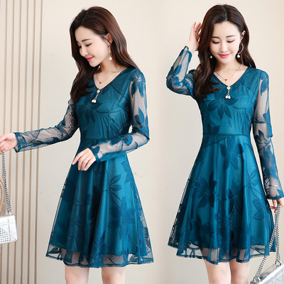 Κομψό γυναικείο φόρεμα με μακριά μανίκια και δαντέλα