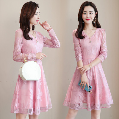 Κομψό γυναικείο φόρεμα με μακριά μανίκια και δαντέλα