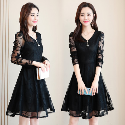 Κομψό γυναικείο φόρεμα με μακριά μανίκια και δαντέλα