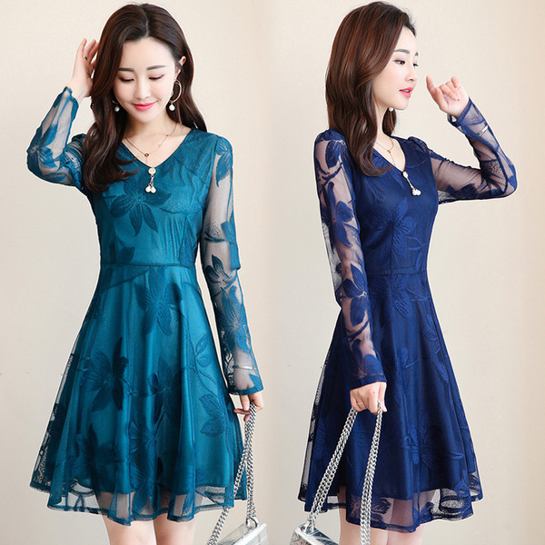 Κομψό γυναικείο φόρεμα με μακριά μανίκια και δαντέλα