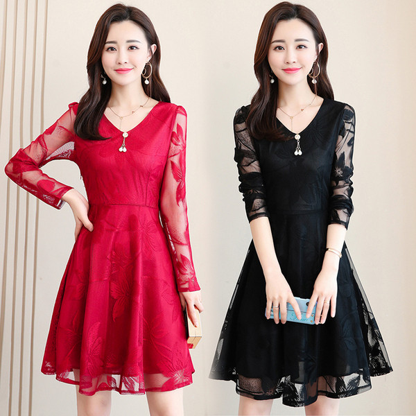 Κομψό γυναικείο φόρεμα με μακριά μανίκια και δαντέλα