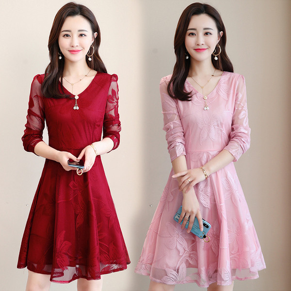 Κομψό γυναικείο φόρεμα με μακριά μανίκια και δαντέλα