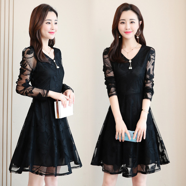 Κομψό γυναικείο φόρεμα με μακριά μανίκια και δαντέλα