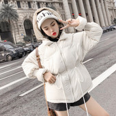 Χειμερινό γυναικείο μπουφάν με φερμουάρ και κορδόνια σε λευκό και μαύρο χρώμα