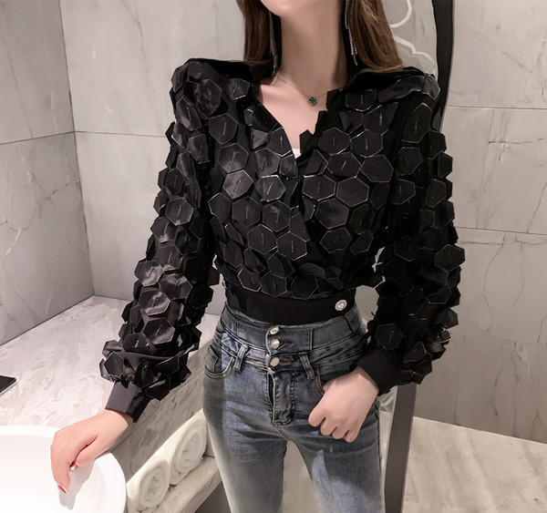 Cămașă scurtă de damă cu element 3D în alb și negru