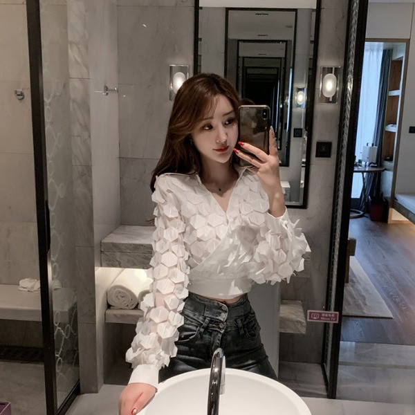 Cămașă scurtă de damă cu element 3D în alb și negru