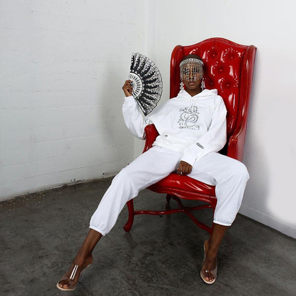 Μοντέρνα γυναικεία μπλούζα με κουκούλα και εφαρμογή σε λευκό χρώμα