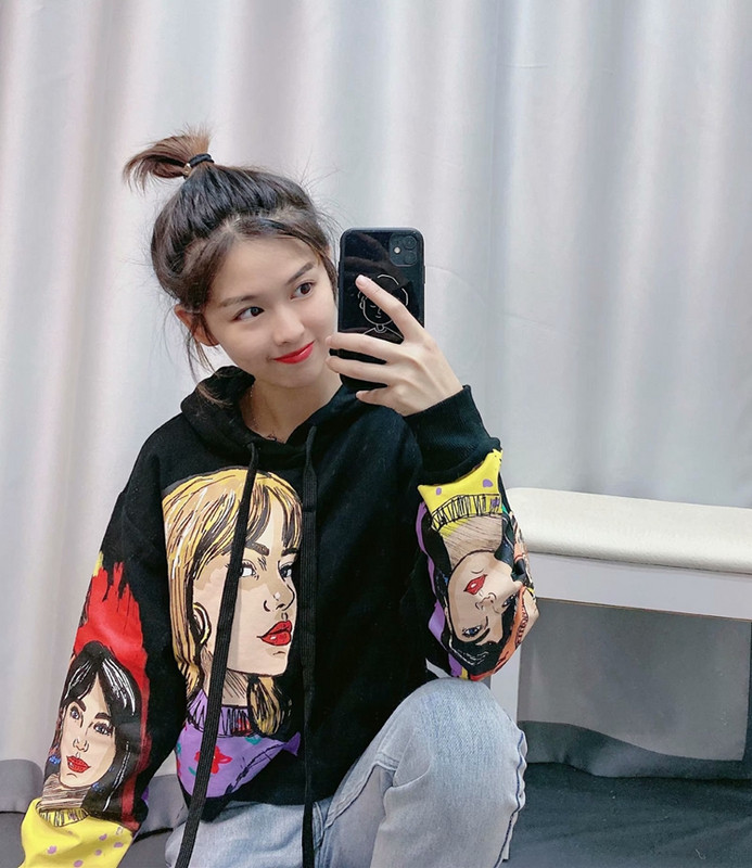 Γυναικείο casual μπλουζάκι με κουκούλα σε μαύρο χρώμα με εφαρμογή