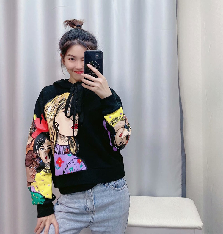 Γυναικείο casual μπλουζάκι με κουκούλα σε μαύρο χρώμα με εφαρμογή