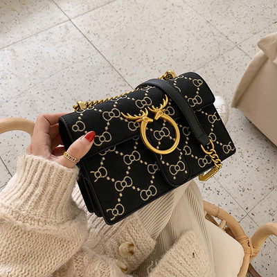 Μοντέρνα γυναικεία τσάντα με μεταλλική στερέωση και αλυσίδα σε διάφορα χρώματα