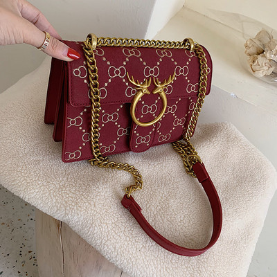 Μοντέρνα γυναικεία τσάντα με μεταλλική στερέωση και αλυσίδα σε διάφορα χρώματα