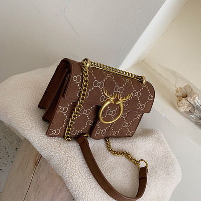 Μοντέρνα γυναικεία τσάντα με μεταλλική στερέωση και αλυσίδα σε διάφορα χρώματα