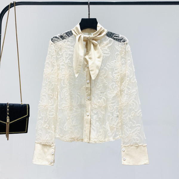 Bézs színű női csipkeing gallérján szalaggal