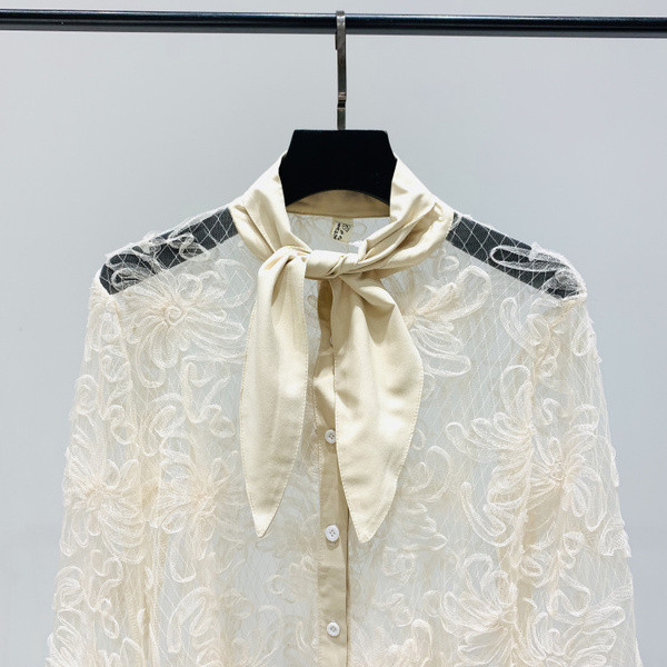 Bézs színű női csipkeing gallérján szalaggal