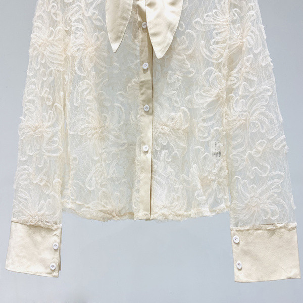 Bézs színű női csipkeing gallérján szalaggal