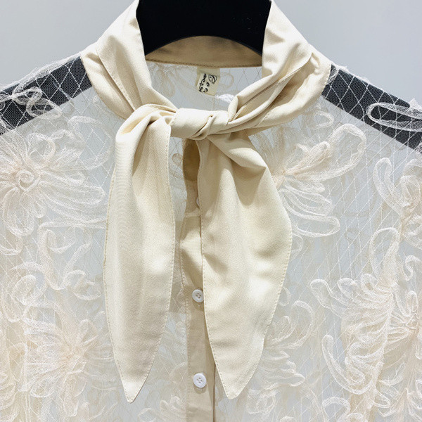 Bézs színű női csipkeing gallérján szalaggal