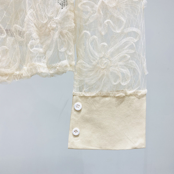 Bézs színű női csipkeing gallérján szalaggal