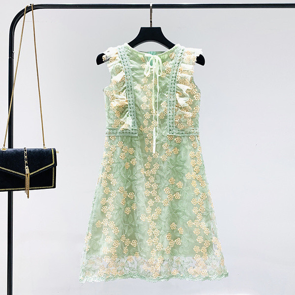 Stílusos női ruha zöld hímzéssel és csipkével