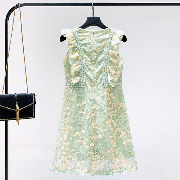 Stílusos női ruha zöld hímzéssel és csipkével