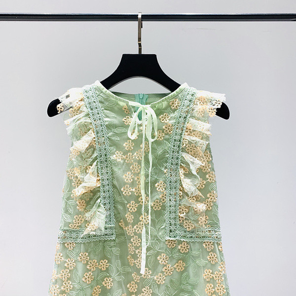 Stílusos női ruha zöld hímzéssel és csipkével