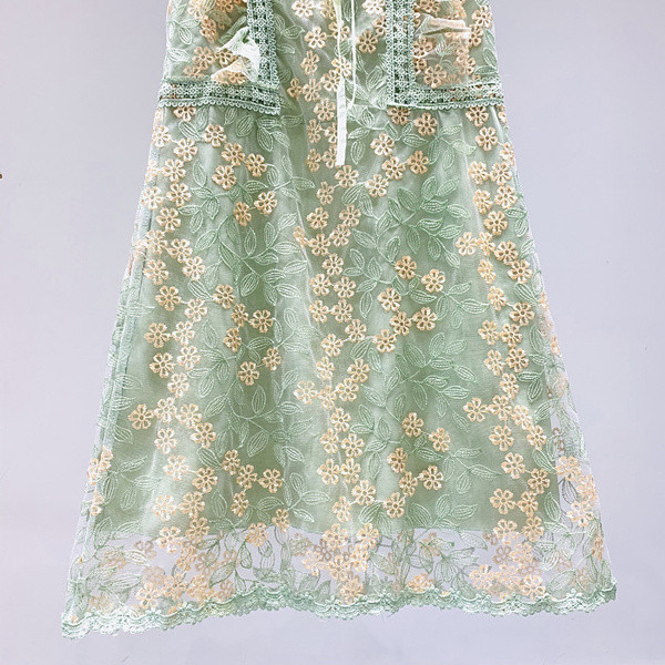 Stílusos női ruha zöld hímzéssel és csipkével