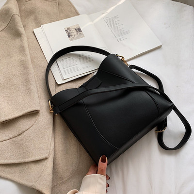 Μοντέρνα  έκο δερμάτινη  γυναικεία τσάντα με μεταλλική στερέωση σε διάφορα χρώματα